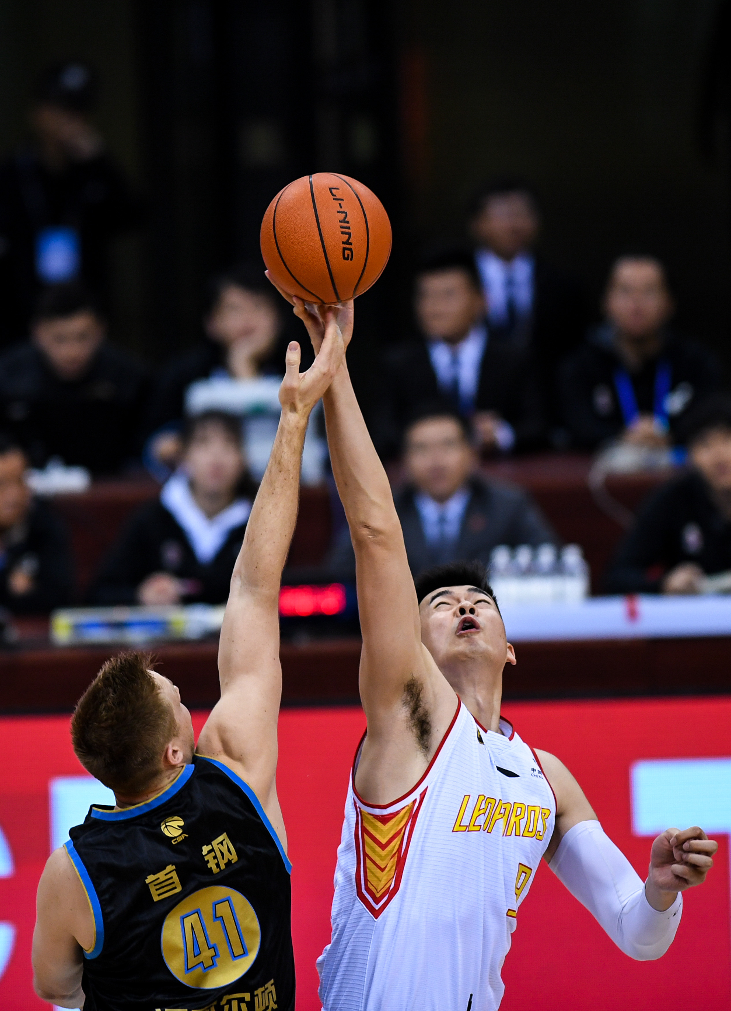 半场开香槟，兰德维尔以为自己稳了，没想到查里尔的输出还在后面！（半场提前庆祝，兰德维尔自认胜券在握，岂料查里尔后程火力更猛！）