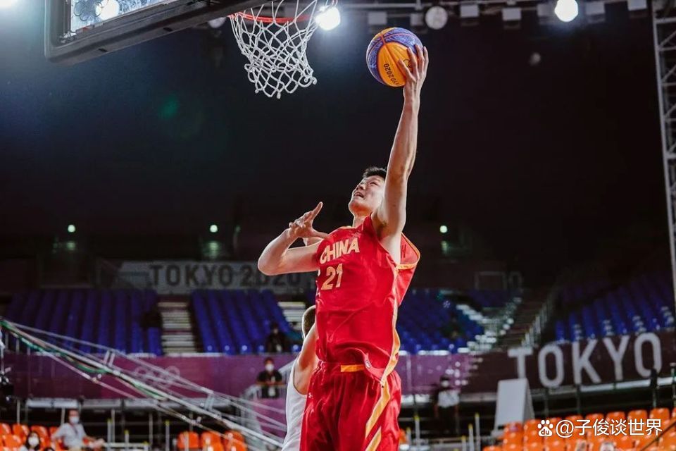 拿来吧你！柏林赫塔球员一把抢过对手教练给球员的战术小纸条（赛场突发：柏林赫塔球员当众夺走对方教练递给球员的战术纸条）