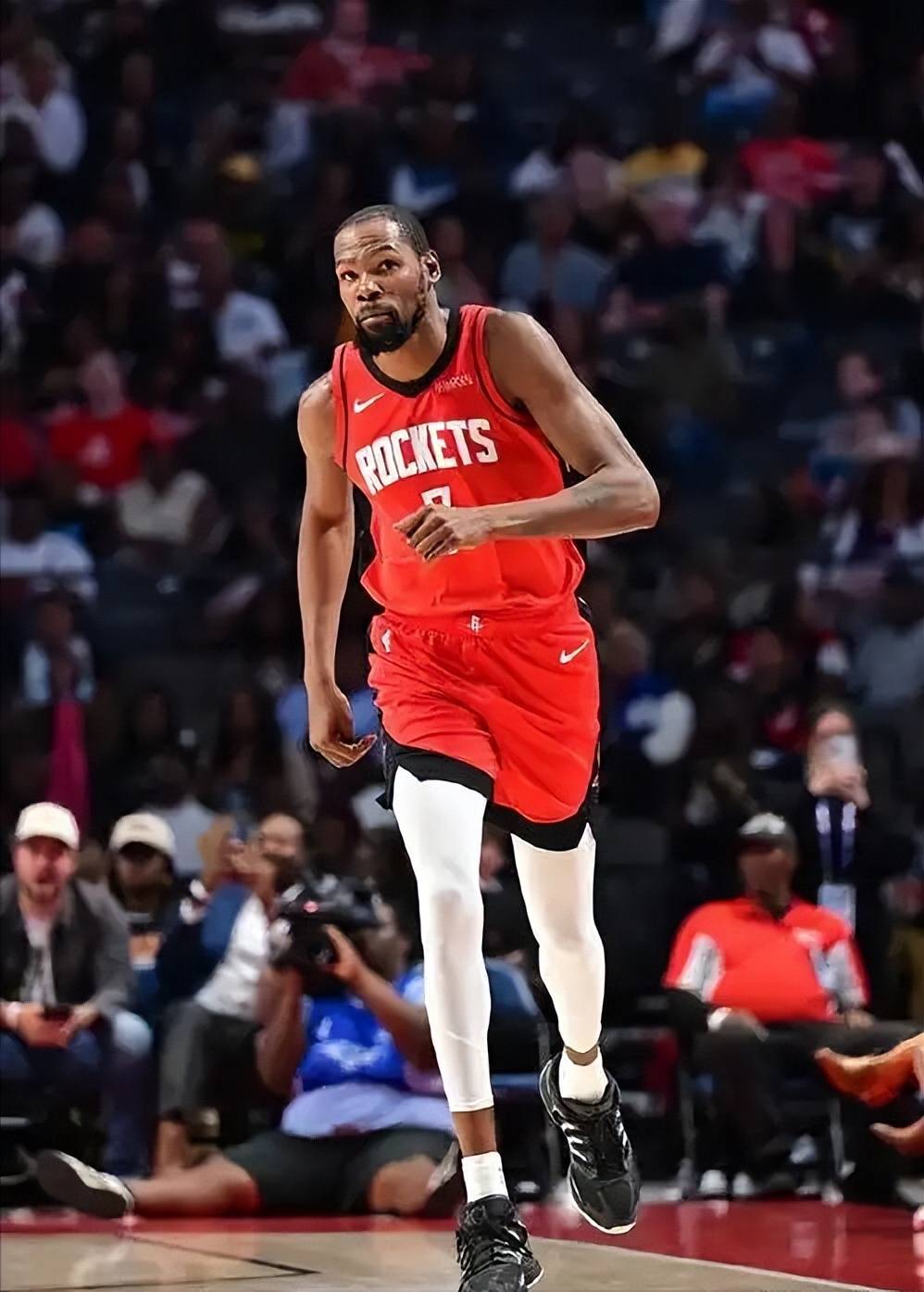 洛杉矶快船以131-116击败黄蜂，哈登55分创队史新高，成为NBA第四位得分超55分的球员，表现惊艳。（快船131-116力克黄蜂，哈登轰55分刷新队史纪录，成NBA史上第4位55+得分者，表现惊艳）