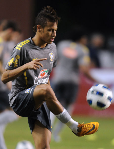 半场：尤文1-0紫百合，科斯蒂奇世界波，DV9造点被取消+失单刀（半场：尤文1-0领先紫百合，科斯蒂奇远射建功，DV9点球被取消且单刀不进）