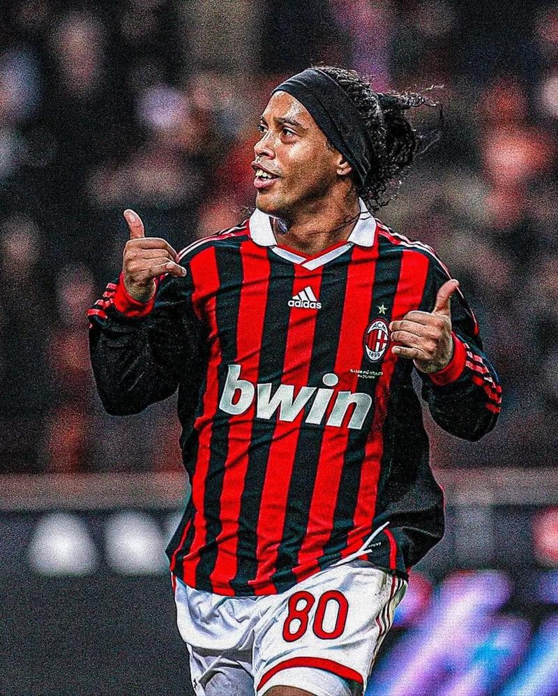 记者：莱万有一种几乎疯狂的求胜欲，他与哈维成了更衣室对手（记者曝：莱万近乎狂热的争胜心，让他与哈维在更衣室成对立面）