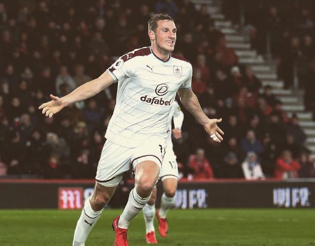 上海海港火力全开豪取三连胜（上海海港攻势如虹，连下三城）