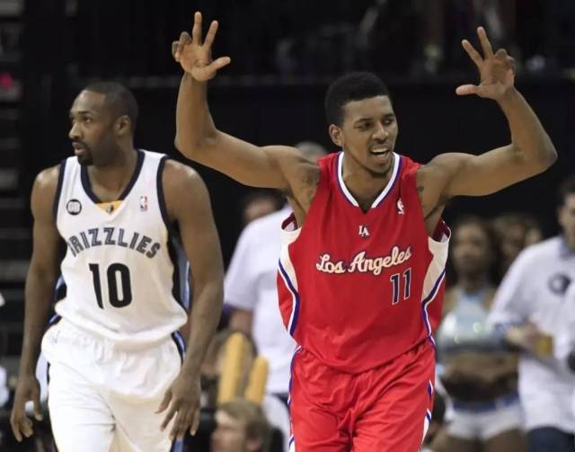 国脚中场精准传球，撕开对手防线（国脚中场精准直塞，穿透对手防线）