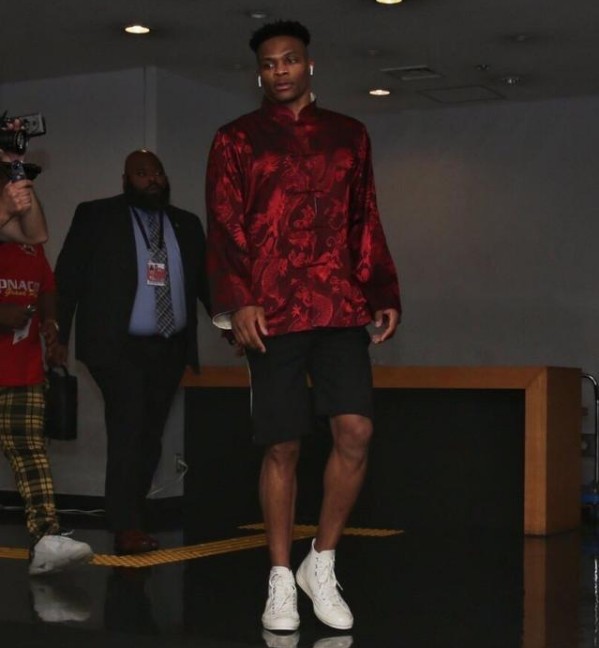 被赠送云达不莱梅印有8号的球衣，克罗斯：这是合同报价吗（获赠云达不莱梅8号战袍，克罗斯调侃：这算报价吗？）