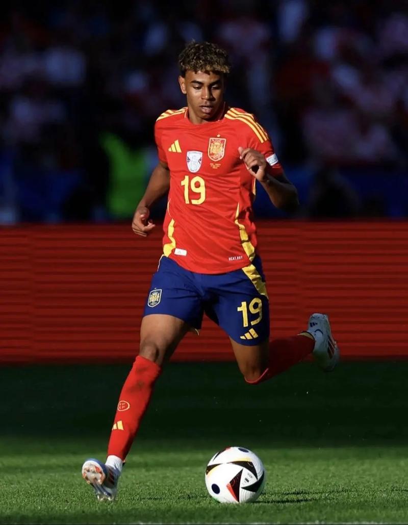 英媒：罗克回归巴甲后浴火重生，曼联盼补强锋线已对他关注（英媒：罗克重返巴甲强势复苏，曼联为补强锋线已将其纳入考察）