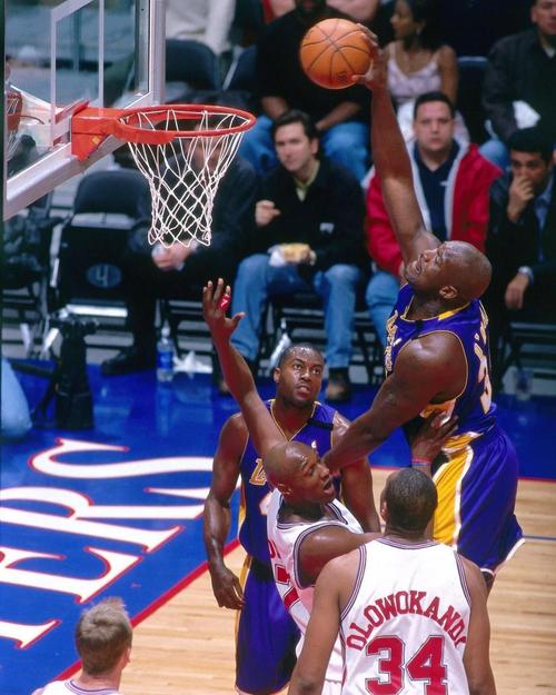 杨瀚森出战35分09秒，14中7砍下20分7板7助2断2帽（杨瀚森35分09秒高效14投7中，砍下20分7篮板7助攻并有2抢断2封盖）