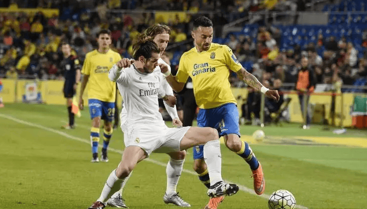 世体：奥尔莫左肩脱臼恢复良好，预计伤缺一个月（世体：奥尔莫左肩脱臼恢复顺利，预计将缺阵约四周）